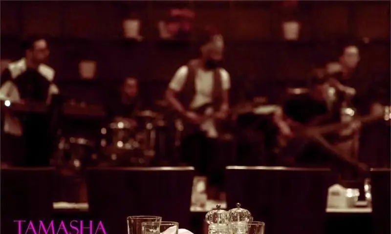 رستوران تماشا: شبی به‌یادماندنی با اجرای زنده گروه موسیقی، فضایی ایده‌آل برای لذت‌بردن از شام و اوقات خوش در محیطی دلپذیر.