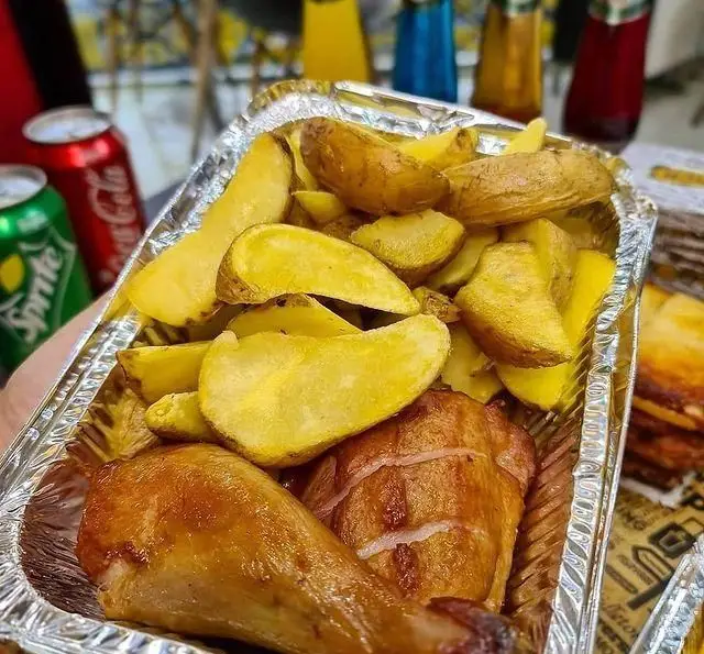 تصویری از پکیج ویژه فست فود عطاویچ: ران مرغ طلایی و سیب زمینی وِج رستورانی، ایده‌آل برای یک تجربه غذایی سریع و خوشمزه.