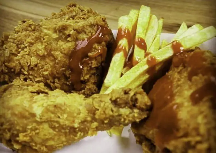 مرغ سوخاری ترد و طلایی با سیب زمینی سرخ کرده و سس کچاپ از فست فود پاروت، یک غذای آماده خوشمزه و پرطرفدار.