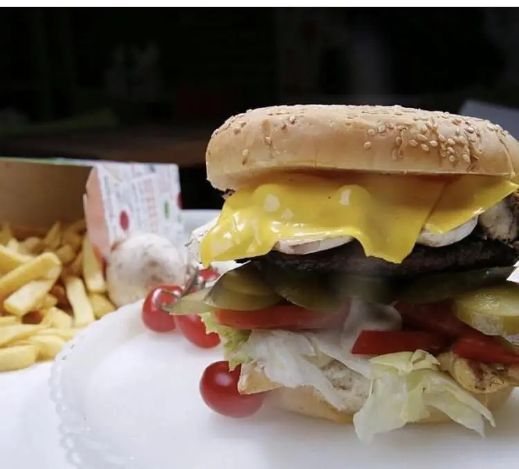همبرگر بزرگ و خوشمزه پاروت با پنیر آب شده، قارچ و مخلفات تازه در کنار سیب زمینی سرخ کرده؛ غذایی ایده‌آل و سریع از فست فود پاروت.