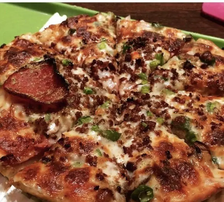 پیتزای ویژه فست فود پاروت، با پپرونی، گوشت چرخ‌کرده، پنیر موزارلا طلایی و فلفل دلمه‌ای سبز، تجربه‌ای لذیذ و فراموش‌نشدنی.