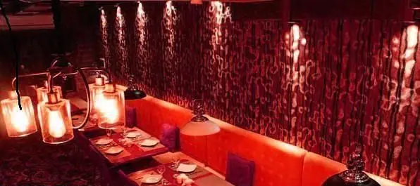 نمایی دنج و شیک از دکوراسیون داخلی رستوران فرنگی نعنا با نورپردازی گرم، میزهای چیدمان شده و مبلمان راحت برای تجربه شامی دلنشین.