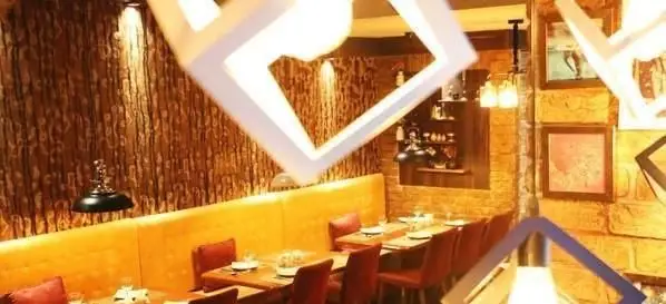 محیط داخلی دلنشین و مدرن رستوران فرنگی نعنا، با چیدمان زیبای میز و صندلی‌ها و نورپردازی چشم‌نواز، مناسب تجربه یک وعده غذایی خاص.