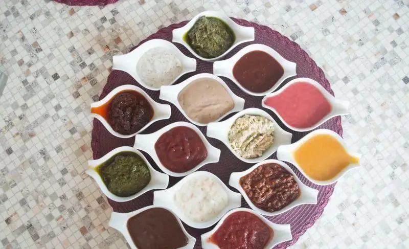 انواع سس و دیپ رنگارنگ وتوس، مناسب برای مزه، چاشنی و تکمیل طعم غذاها. تجربه‌ای متفاوت از پذیرایی با محصولات باکیفیت وتوس.