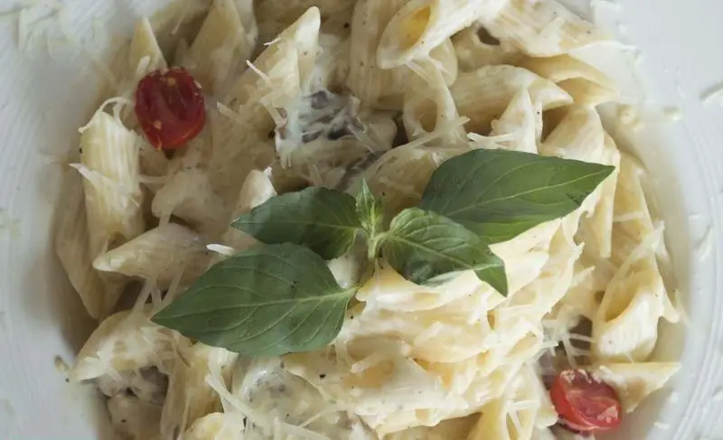 پاستا پنه خامه ای خوشمزه از وتوس، با سس آلفردو غنی، پنیر پارمزان رنده شده، تکه های گوجه فرنگی و ریحان معطر. غذای ایتالیایی عالی!