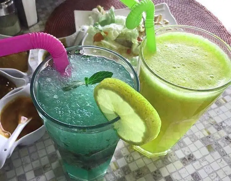 نوشیدنی‌های خنک و تازه وتوس: موهیتو لیمو و نعناع و آبمیوه سبز پرطرفدار، ایده‌آل برای روزهای گرم در کافه رستوران وتوس.