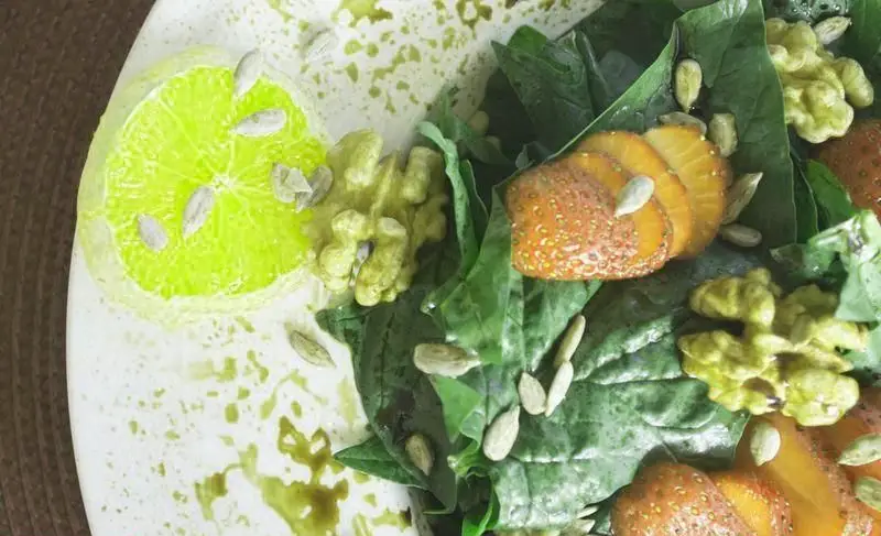 سالاد مغذی وتوس؛ ترکیبی از اسفناج تازه، توت فرنگی، گردو، تخمه آفتابگردان و برش لیمو ترش با سس رژیمی سبز.