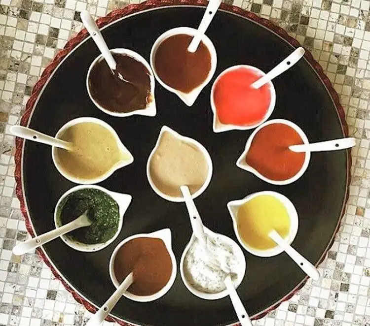 وتوس: سینی کامل از یازده سس و دیپ تازه و رنگی، شامل سس سبز، سس قرمز، مایونز و سس‌های ویژه برای هر سلیقه.