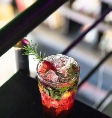 نوشیدنی خنک و تابستانی کافه نان روتی با توت فرنگی تازه، نعناع، یخ و رزماری. یک موکتل میوه‌ای و دلچسب برای روزهای گرم.