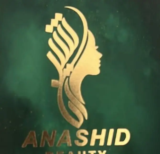 لوگوی طلایی سالن زیبایی آناشید با طرح گرافیکی نیمرخ زن و خطاطی اسلیمی روی پسزمینه سبز تیره برای برندینگ آرایشگاه زنانه