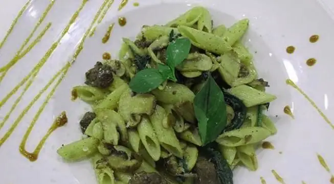 پاستا پنه سبز خوشرنگ با قارچ‌های تازه، سس پستو خامه‌ای و برگ‌های ریحان، غذایی دلپذیر از منوی رستوران ایتالیایی آرت گریل تهران.