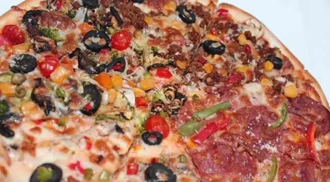 پیتزا خوشمزه و چند طعم رستوران ایتالیایی آرت گریل با پپرونی، گوشت چرخ کرده، زیتون، گوجه، کلم بروکلی و فلفل دلمه ای رنگارنگ.