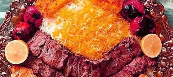 چلوکباب ویژه با گوشت کباب شده، برنج زعفرانی، آلو و لیمو تازه در رستوران و کافه باغ مشیر، تجربه طعم اصیل ایرانی.