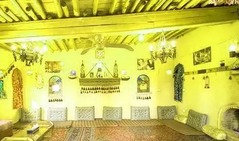 تصویری از فضای داخلی سنتی و زیبای رستوران و کافه باغ مشیر با چیدمان اصیل، دکوراسیون خاص و محیطی گرم و دلنشین برای پذیرایی.