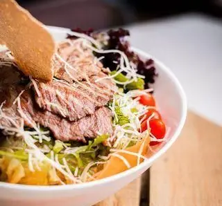 سالاد استیک تازه و اشتهاآور جنارو، ترکیبی از گوشت گریل شده، سبزیجات تازه، گوجه گیلاسی و پنیر در رستوران ایتالیایی جنارو.