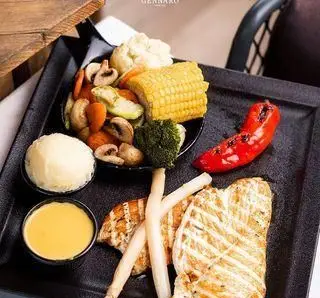 یک وعده غذای سالم رستوران ایتالیایی جنارو شامل سینه مرغ گریل شده، سبزیجات بخارپز، پوره سیب زمینی، فلفل کبابی و سس مخصوص.