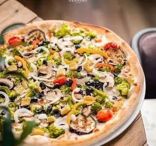پیتزا سبزیجات تازه و خوشمزه رستوران ایتالیایی جنارو با قارچ، بروکلی و فلفل، انتخابی سالم و دلپذیر برای شما.