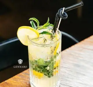 نوشیدنی موهیتو خنک و تازه با برگ نعناع و برش لیمو در رستوران ایتالیایی جنارو تهران، انتخابی عالی از منوی نوشیدنی‌ها برای تابستان.