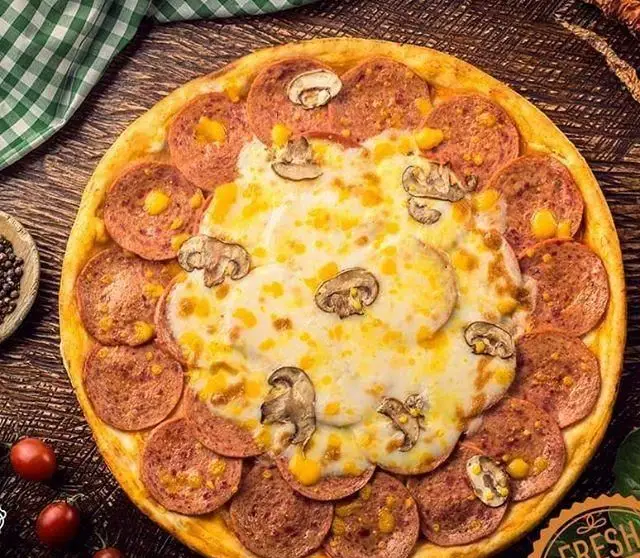 پیتزا پپرونی و قارچ رستوران ایتالیایی جنارو با پنیر آب شده، انتخابی عالی برای یک شام خوشمزه و به یاد ماندنی. سفارش آنلاین