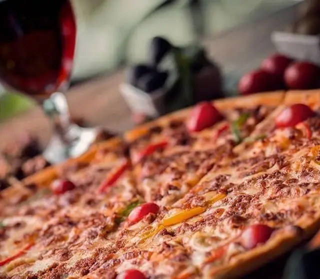 پیتزای تازه و لذیذ جنارو با پنیر، گوشت و سبزیجات، تجربه‌ای دلپذیر از طعم واقعی غذای ایتالیایی در رستوران جنارو.