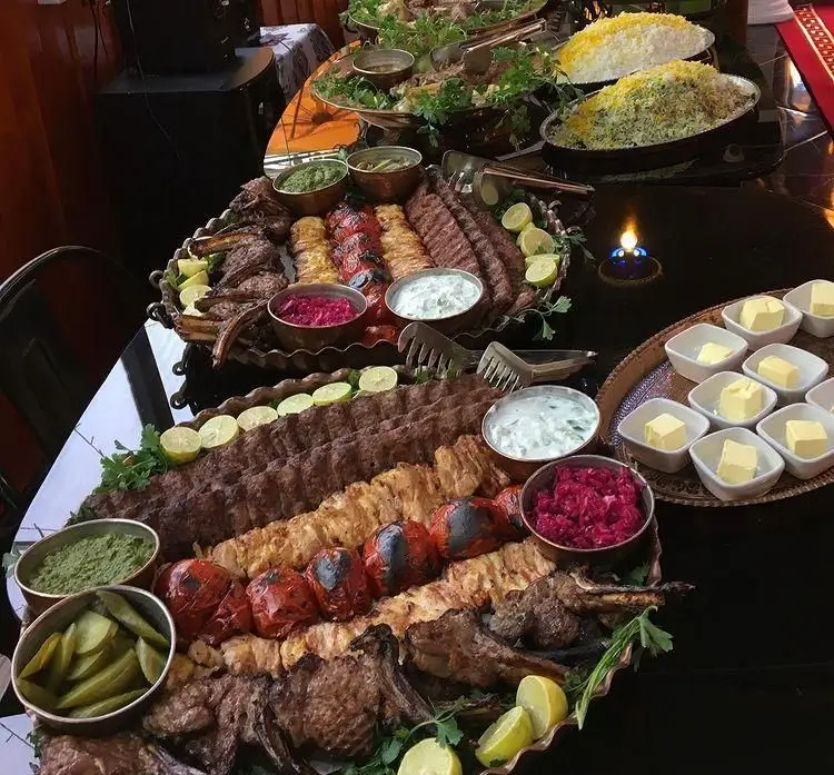 پذیرایی مجلل باغ ایرو با انواع کباب (کوبیده، جوجه، شیشلیک)، برنج زعفرانی و سبزی پلو، ماست و خیار و مخلفات لذیذ ایرانی.