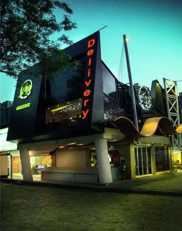 فست فود دیاکو: نمای شب رستوران با طراحی مدرن و خاص، شامل تابلوی بزرگ "Delivery"، لوگوی دیاکو، و شماره تلفن 44633343 برای سفارش.