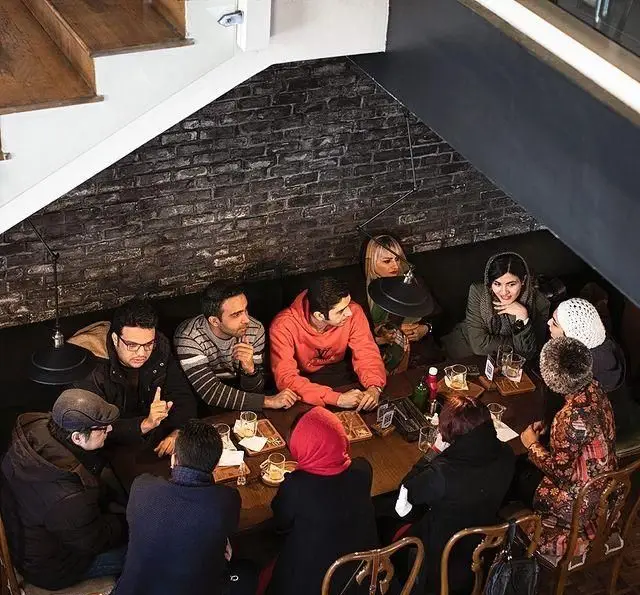 دورهمی دوستانه مشتریان در کافه قنادی بیترسوییت؛ فضایی دنج و دلنشین برای گفتگو و تجربه طعم‌های بی‌نظیر نوشیدنی و دسر.