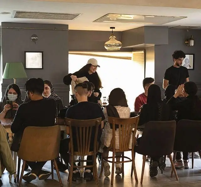 کافه قنادی بیترسوییت: مشتریانی در حال گپ و گفت در فضایی آرام و مدرن، ایده‌آل برای یک دورهمی دوستانه و تجربه طعم‌های بی‌نظیر.