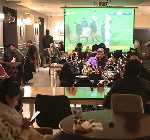 کافه قنادی بیترسوییت، پاتوقی ایده‌آل برای دورهمی‌های دوستانه، تماشای فوتبال و چشیدن منوی متنوع از غذا و نوشیدنی‌های خاص.