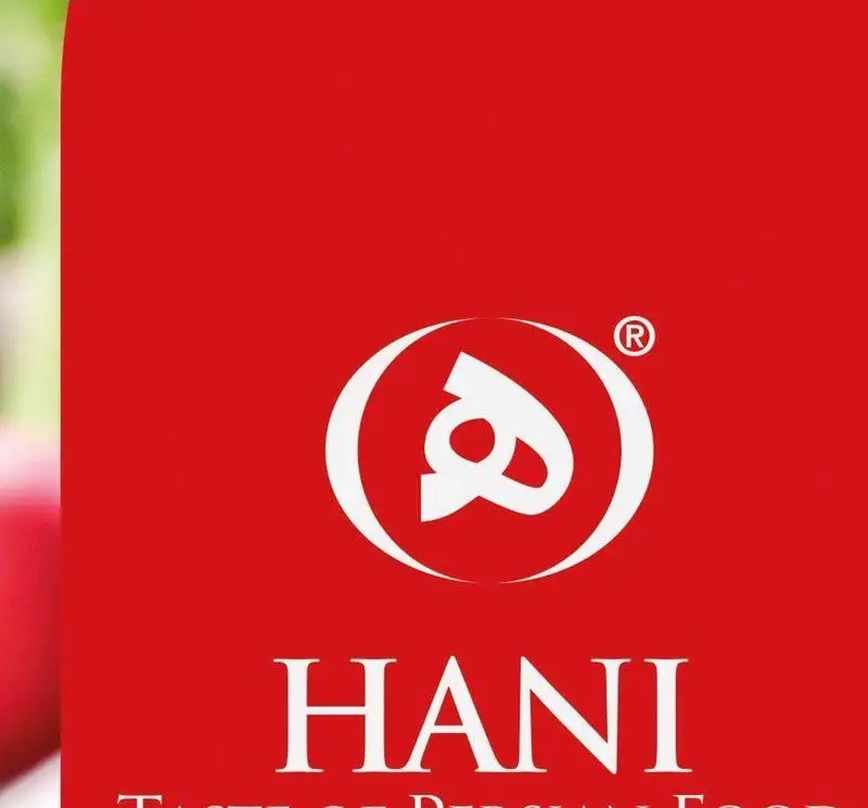 لوگوی سفید رستوران هانی مرکزی بر پس‌زمینه قرمز، با شعار "طعم غذای ایرانی"، نمادی از کیفیت و اصالت غذای سنتی هانی.