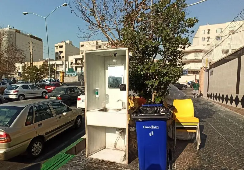 ایستگاه شستشوی دست و بهداشتی سیار اغذیه نشاط در فضای باز خیابان، برای رفاه و سلامت مشتریان در محیط شهری.
