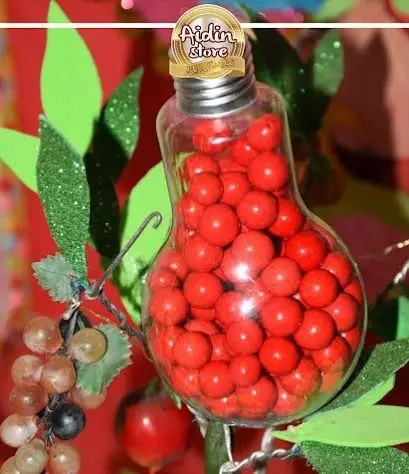 ظرف فانتزی چراغی فروشگاه آیدین پر از شکلات‌های قرمز، ایده‌آل برای گیفت و دکوراسیون جشن‌ها و اعیاد. ارسال سراسر کشور.