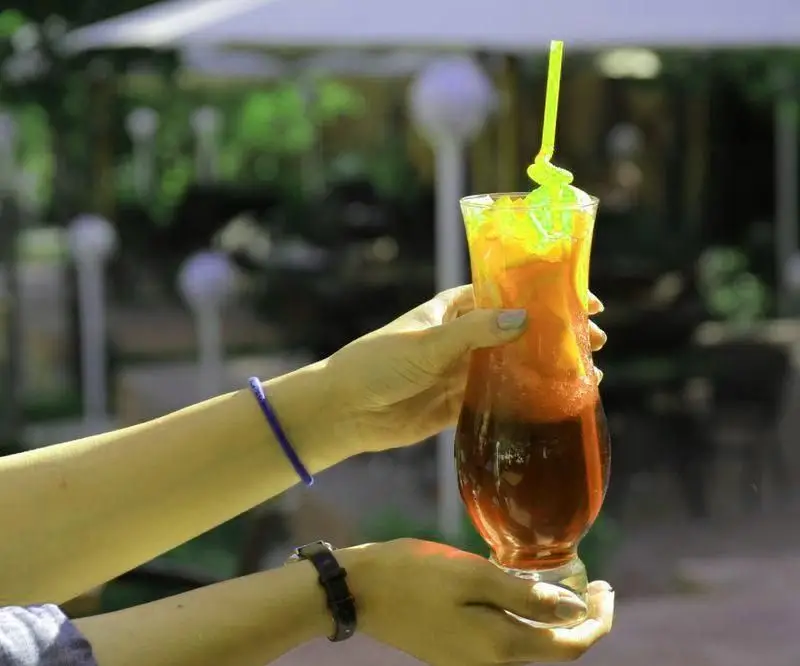 لذت نوشیدنی خنک و دلپذیر در فضای سرسبز و دلنشین باشگاه مینی گلف، ایده‌آل برای استراحت پس از یک بازی هیجان‌انگیز.