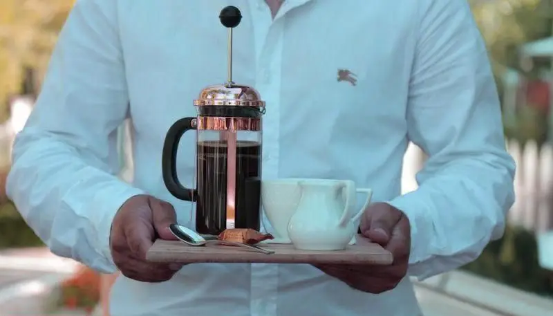 لحظات آرامش در باشگاه مینی گلف: لذت نوشیدن قهوه تازه در فضای دلنشین و سرسبز، پس از یک دور بازی مهیج مینی گلف.