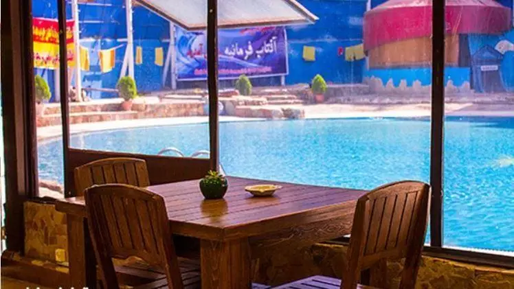 استخر روباز آفتاب فرمانیه، محیطی روشن و آبی برای شنا و آبتنی، با چشماندازی زیبا و فضایی دلنشین برای استراحت و تفریح.