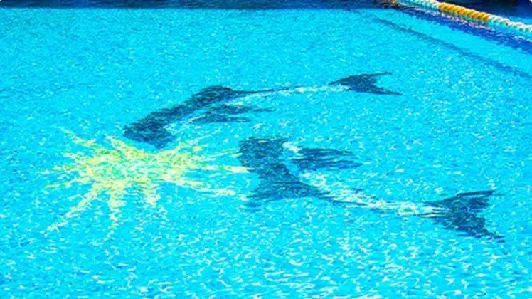 کف استخر روباز آفتاب با طرحهای هنری دلفین و خورشید در زیر آب زلال، بهترین انتخاب برای شنا، آفتابگیری و لحظات فراموشنشدنی.