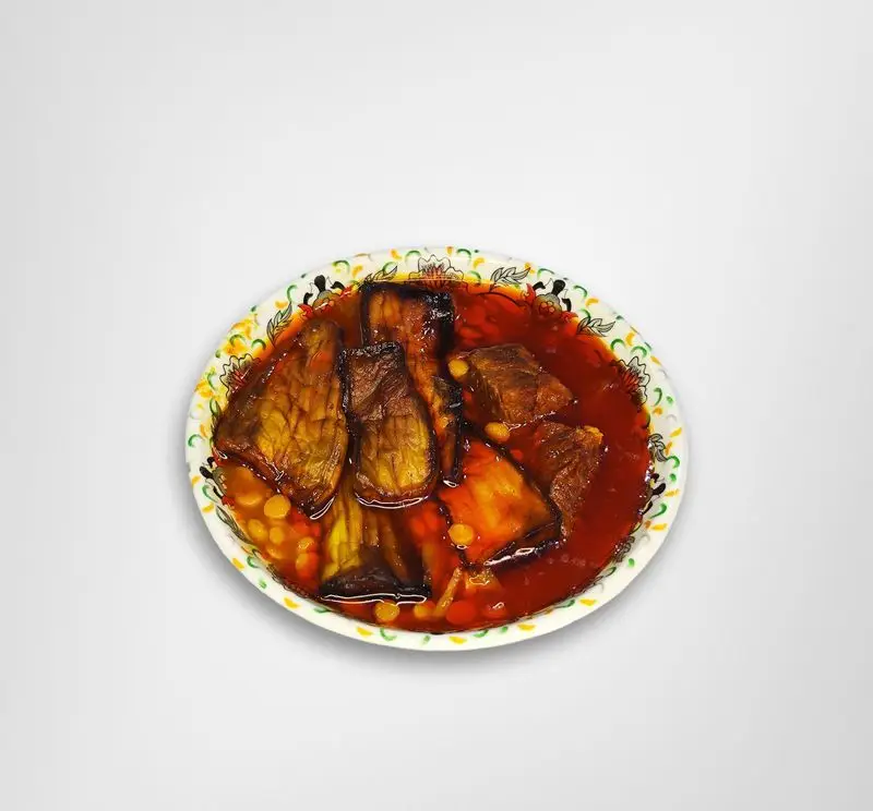 یک کاسه خورشت بادمجان و گوشت لذیذ، غذای سنتی ایرانی با طعم بی‌نظیر، از منوی پرطرفدار رستوران امینی.