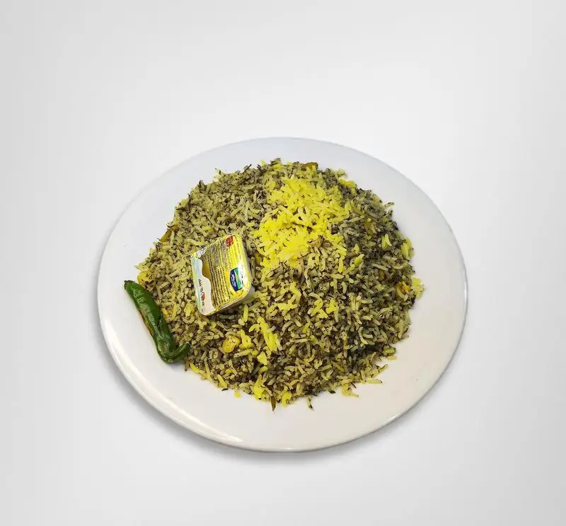 سبزی پلو با برنج زعفرانی و کره از رستوران امینی، غذای سنتی ایرانی با عطر و طعم بی‌نظیر برای تجربه یک وعده غذایی لذیذ.