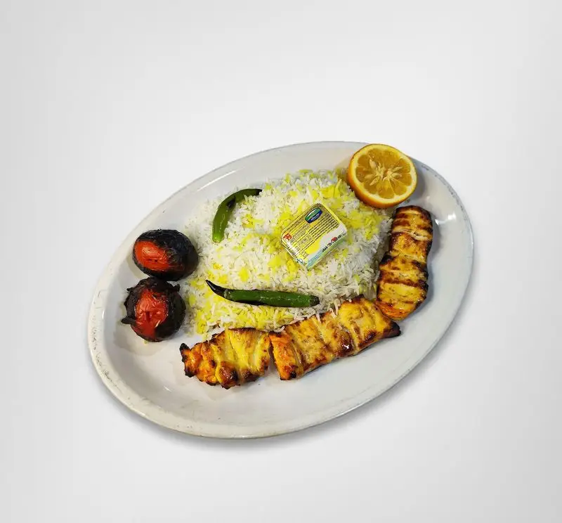 یک پرس چلو جوجه کباب ایرانی از رستوران امینی. شامل برنج زعفرانی، مرغ کبابی، گوجه، فلفل سبز، کره و لیمو. غذای سنتی و دلپذیر.