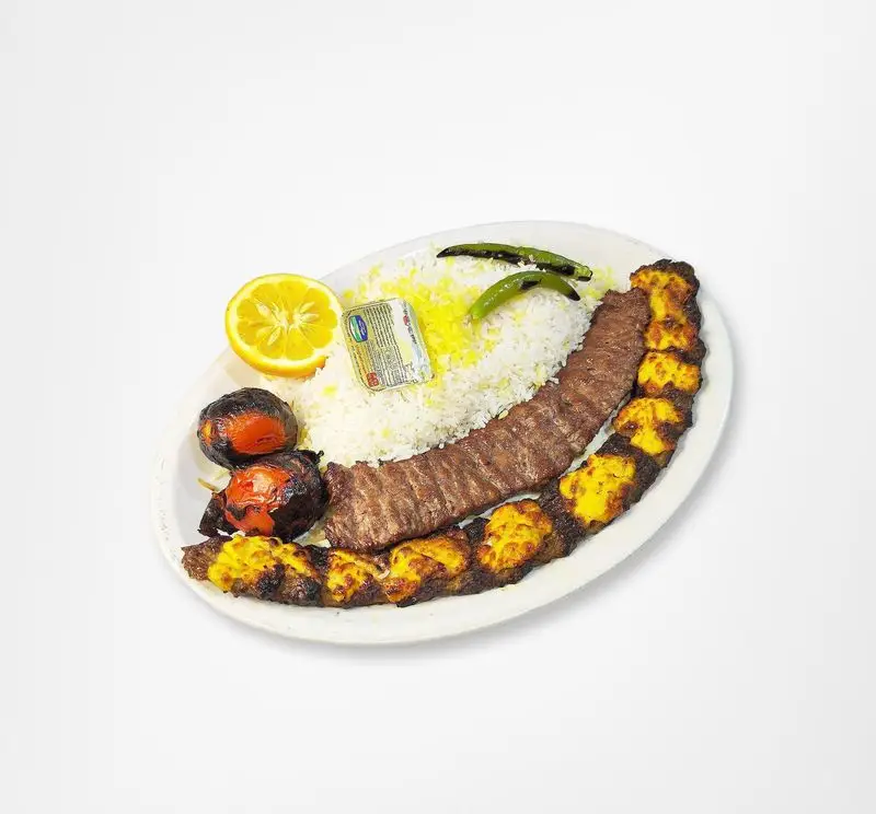 چلو کباب ویژه رستوران امینی با کباب کوبیده و جوجه کباب، برنج زعفرانی، گوجه کبابی، فلفل و لیمو. طعمی اصیل و به یادماندنی.