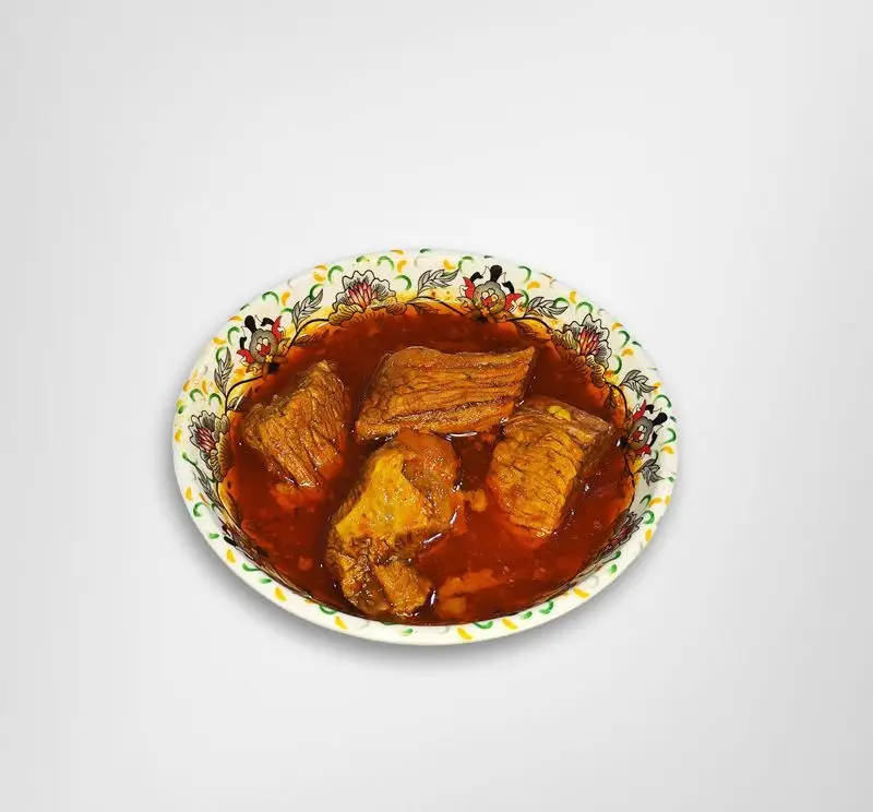 یک کاسه خورشت گوشت لذیذ و پرملات با تکه‌های بزرگ گوشت در سسی خوش‌رنگ و غلیظ، در ظرفی زیبا و طرح‌دار از رستوران امینی.