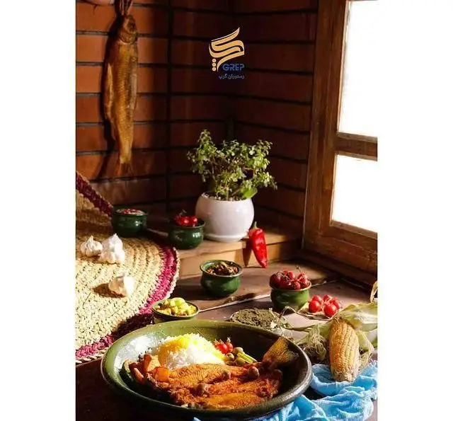 ماهی پلو سنتی کافه رستوران گرپ با دورچین‌های تازه و محلی در محیط دلنشین و اصیل، نشان‌دهنده اصالت غذایی گرپ.