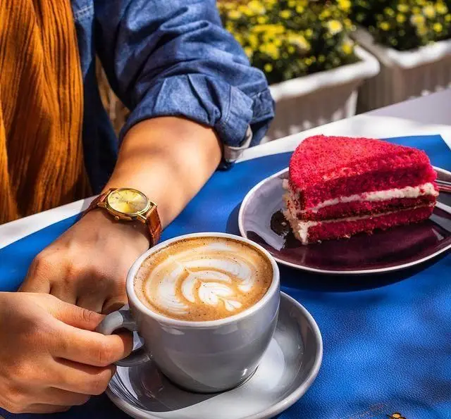 تجربه دلپذیر در کافه رستوران گرپ: نوشیدن قهوه لاته آرت و طعم کیک ردولوت در محیطی آرام و جذاب.