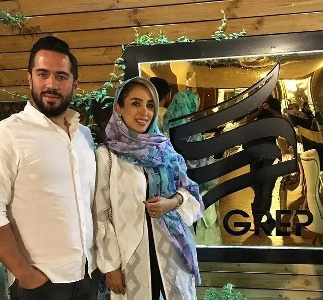 زوجی جوان در کافه رستوران گرپ، محیطی شیک و دلنشین با طراحی داخلی چوبی و آینه‌های جذاب، مکانی ایده‌آل برای دورهمی.