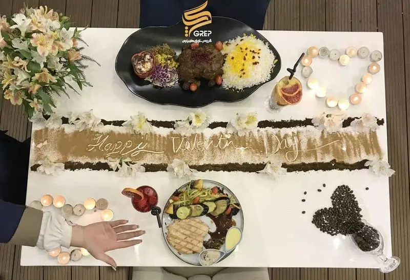 میز آرایی ویژه ولنتاین کافه رستوران گرپ با غذاهای متنوع، نوشیدنی، شمع و تزیینات رمانتیک برای شبی خاطره‌انگیز.