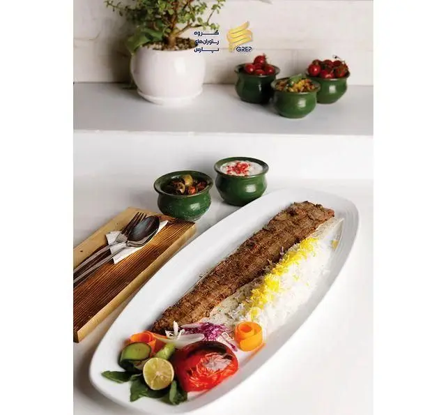 سینی کباب کوبیده و برنج با دورچین کامل در کافه رستوران گرپ. تجربه طعم بی‌نظیر غذای اصیل ایرانی در محیطی آرام و دلپذیر.