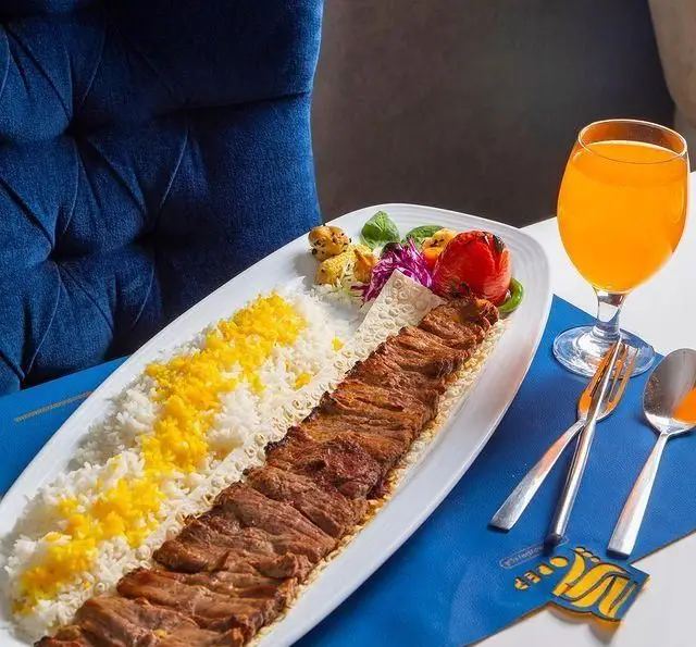 غذای کباب و برنج زعفرانی خوش‌طعم در کافه رستوران گرپ. تجربه‌ای دلپذیر از غذای اصیل ایرانی در فضایی آرام و دلنشین.