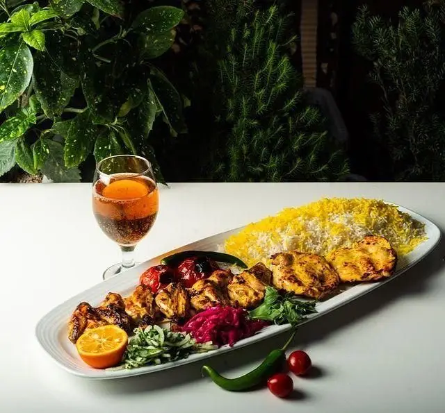 چلو جوجه کباب خوشمزه کافه رستوران گرپ با برنج زعفرانی، گوجه کبابی و نوشیدنی خنک؛ تجربه‌ای دلنشین از غذای اصیل ایرانی.