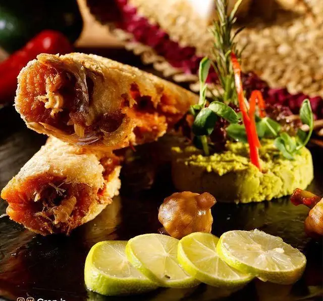 فینگرفودهای اشتهاآور کافه رستوران گرپ: رول‌های ترد و خوشمزه با پوره آووکادو، لیمو و دیزاین هنرمندانه. غذای مدرن.