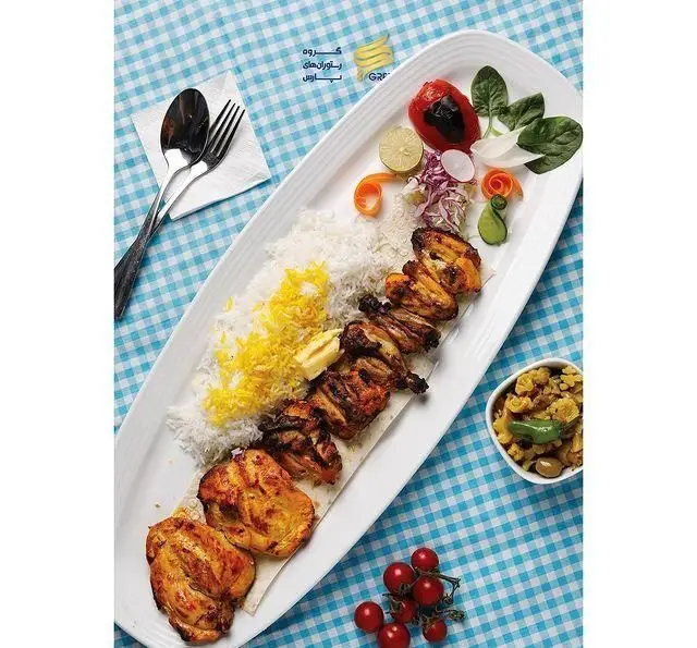 چلو جوجه کباب ویژه با برنج زعفرانی، کره، گوجه کبابی، سالاد و زیتون پرورده در کافه رستوران گرپ. لذت غذای اصیل ایرانی.